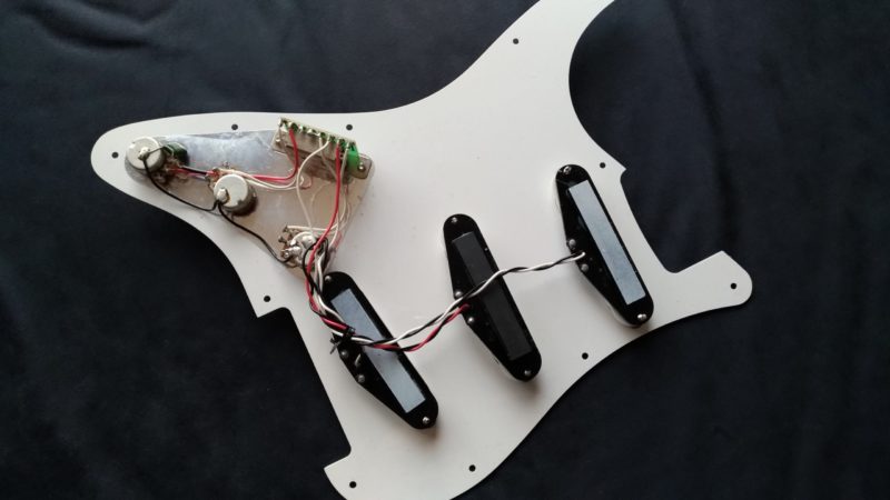 おでんくんストラトのピックガードを交換してイメージチェンジ！ | 青空ギター研究所