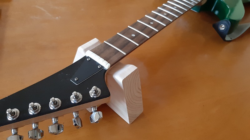 2×4材を使ってメンテナンスに役立つネックレストを自作してみました 青空ギター研究所
